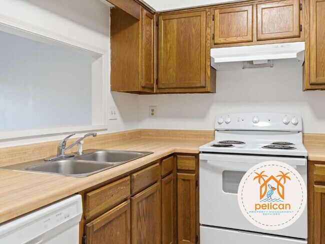 Building Photo - Bright townhome in the heart of Pensacola