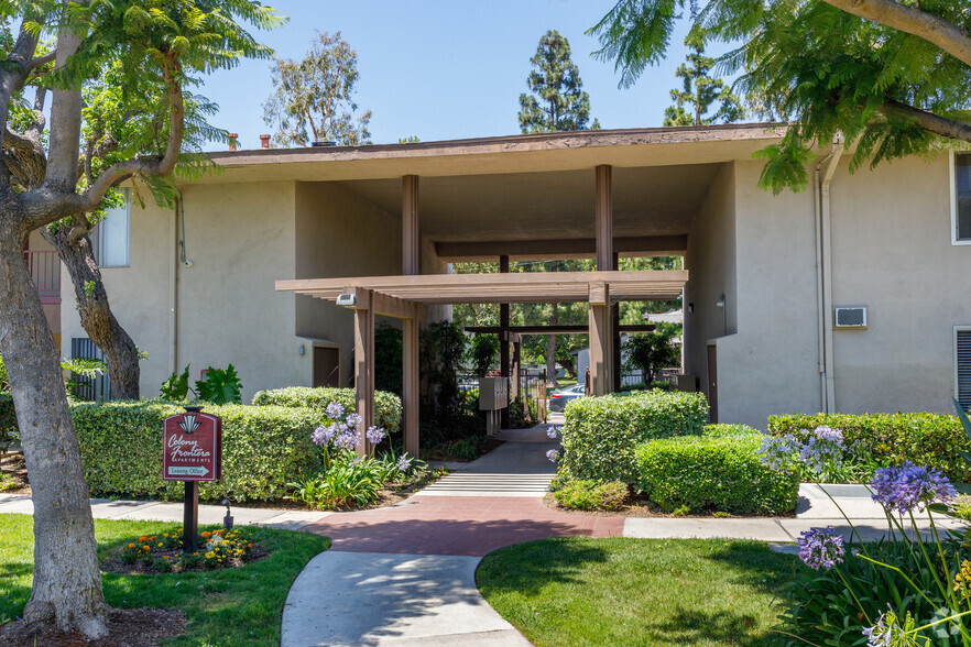 Courtyard - Colony Frontera Apartments