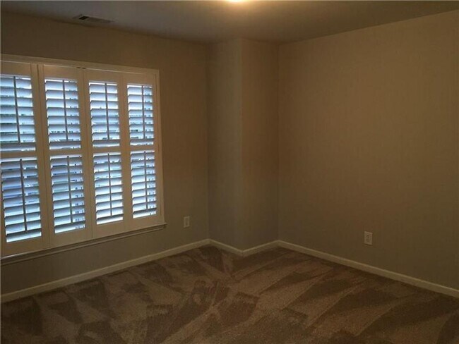 Building Photo - 500 Papillion Trace
