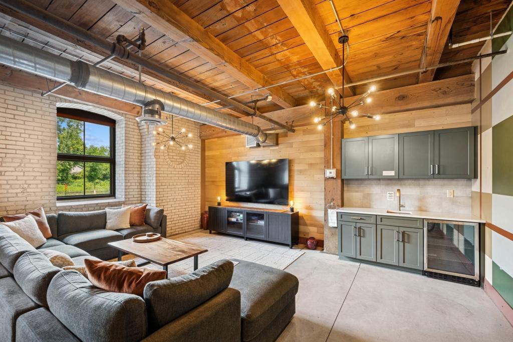 Building Photo - 127 5th St NE