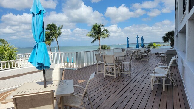 Building Photo - Beautifully renovated 2/2 condo downtown Sarasota with view of Bay!