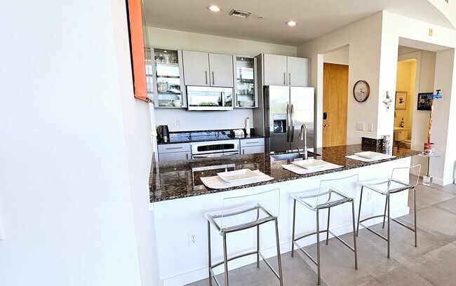 Building Photo - 365 SE 6th Ave