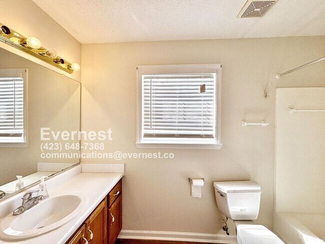 Building Photo - 3-Bedroom, 2-Bath Home with Modern Applian...