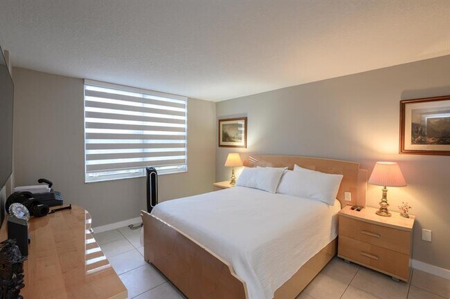 Building Photo - 9410 Poinciana Pl