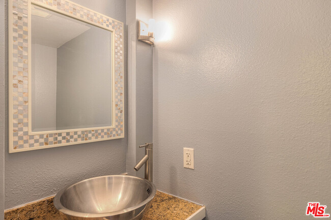 Building Photo - 2230 N Indian Canyon Dr