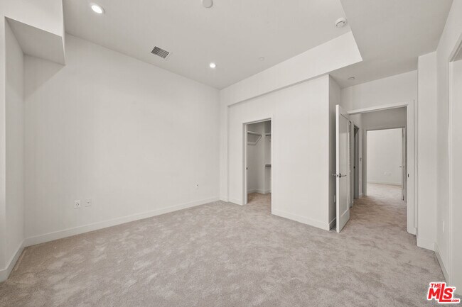 Building Photo - 1202 N Orange Grove Ave