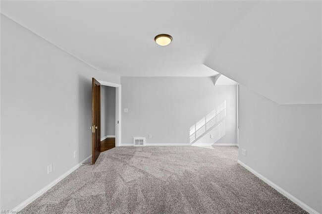 Building Photo - GORGEOUS Cleveland Hts Single Family - Ava...