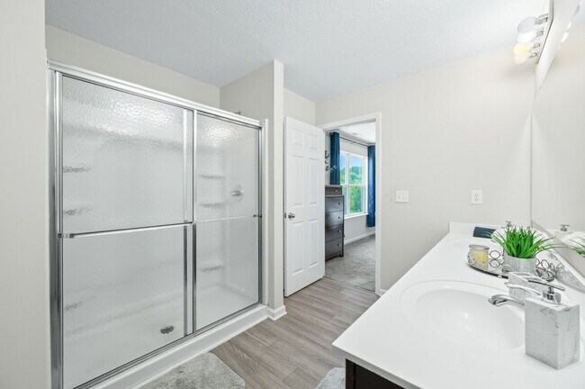 Building Photo - 4007 Woodview Dr