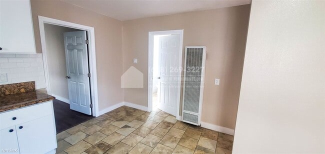 Building Photo - 2 br, 1 bath Duplex - 956 E 55th St -