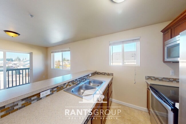 Building Photo - New Paint Throughout! Call today to schedule a tour!