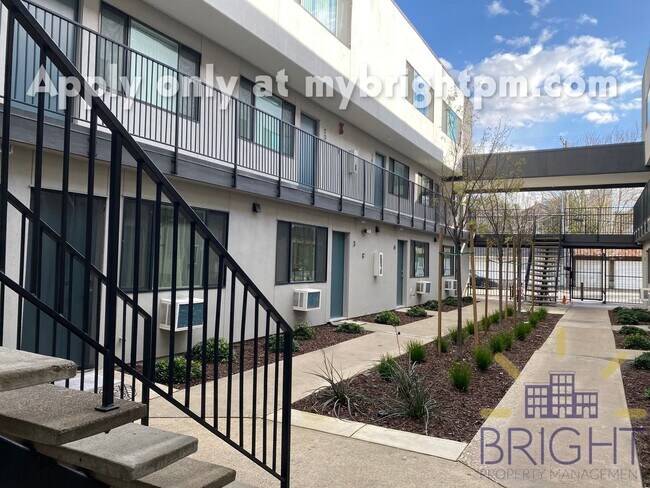 Building Photo - Recently Renovated 2 Bedroom 1 Bath, Two-Level Apartment-Great Midtown location!