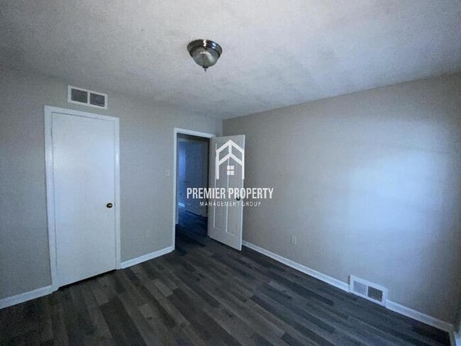 Building Photo - 3401 Hanna Dr