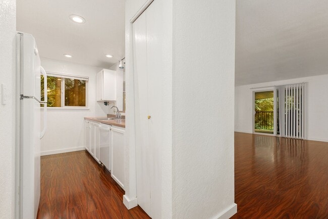 Building Photo - Cozy Redmond 2 Bedroom 2 Bath Condo