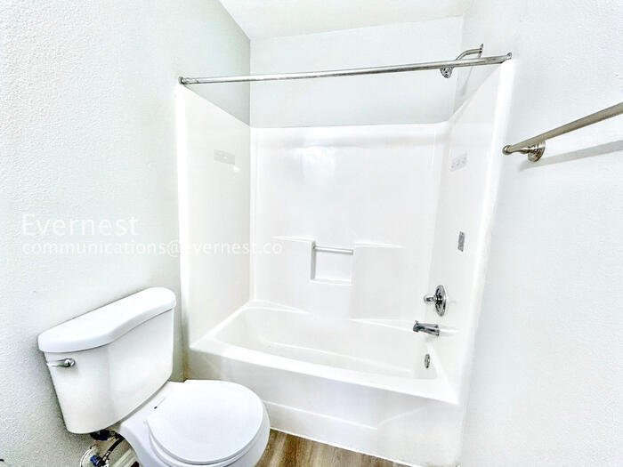 Building Photo - 246 Creek Cove Dr