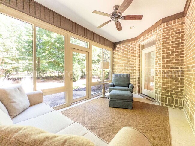 Building Photo - 633 Jenoa Dr