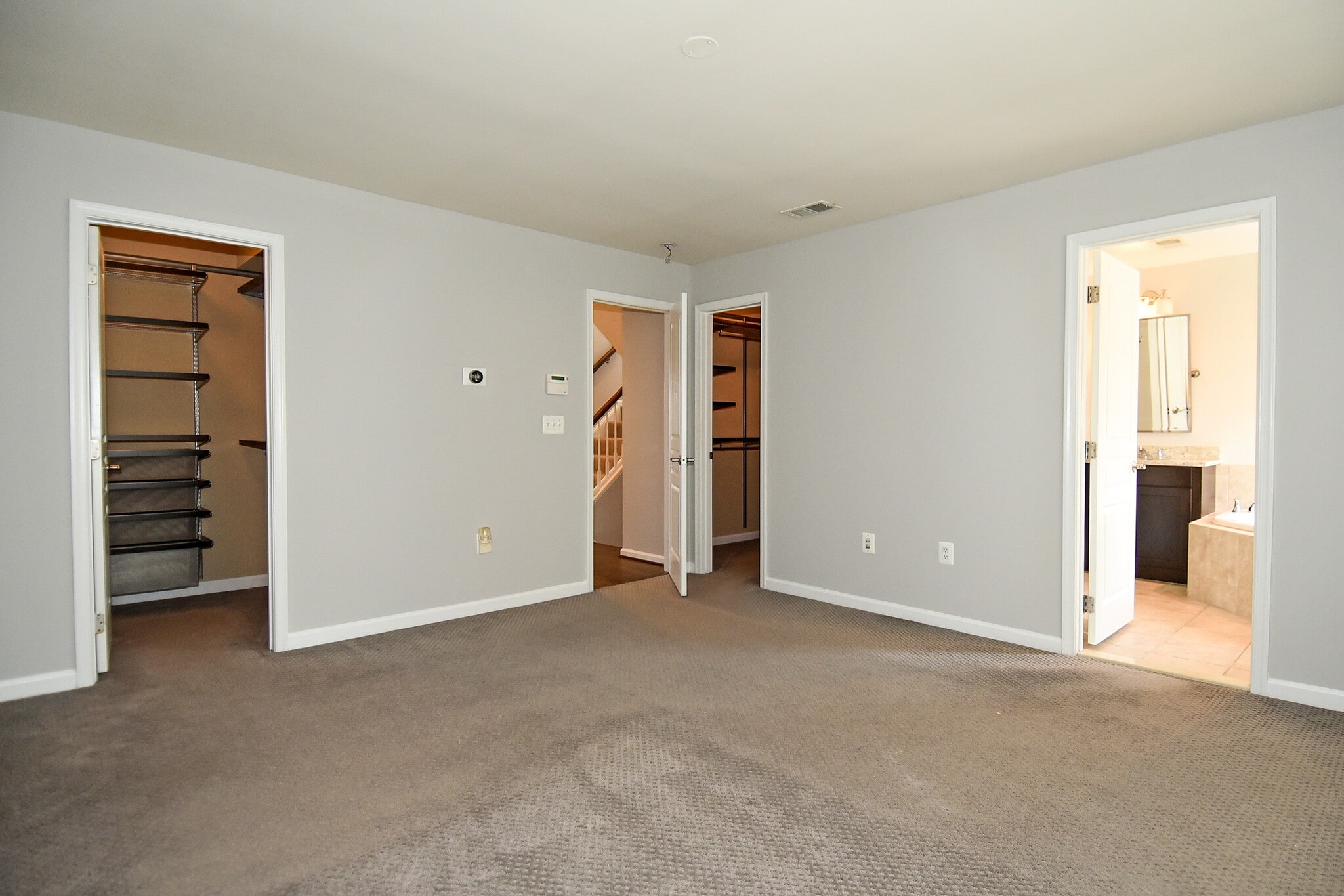 Building Photo - 2602 S Kenmore Ct