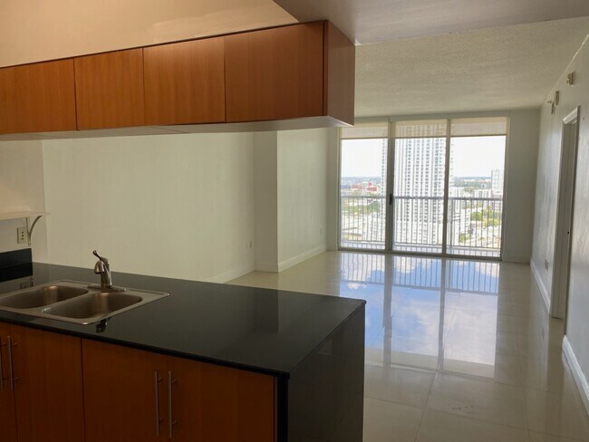 Building Photo - 1750 N Bayshore Dr