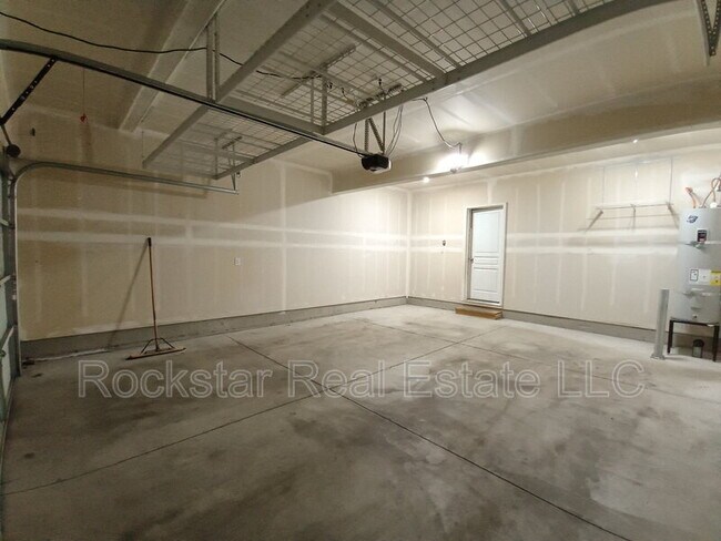Building Photo - 1315 N Rogue River St