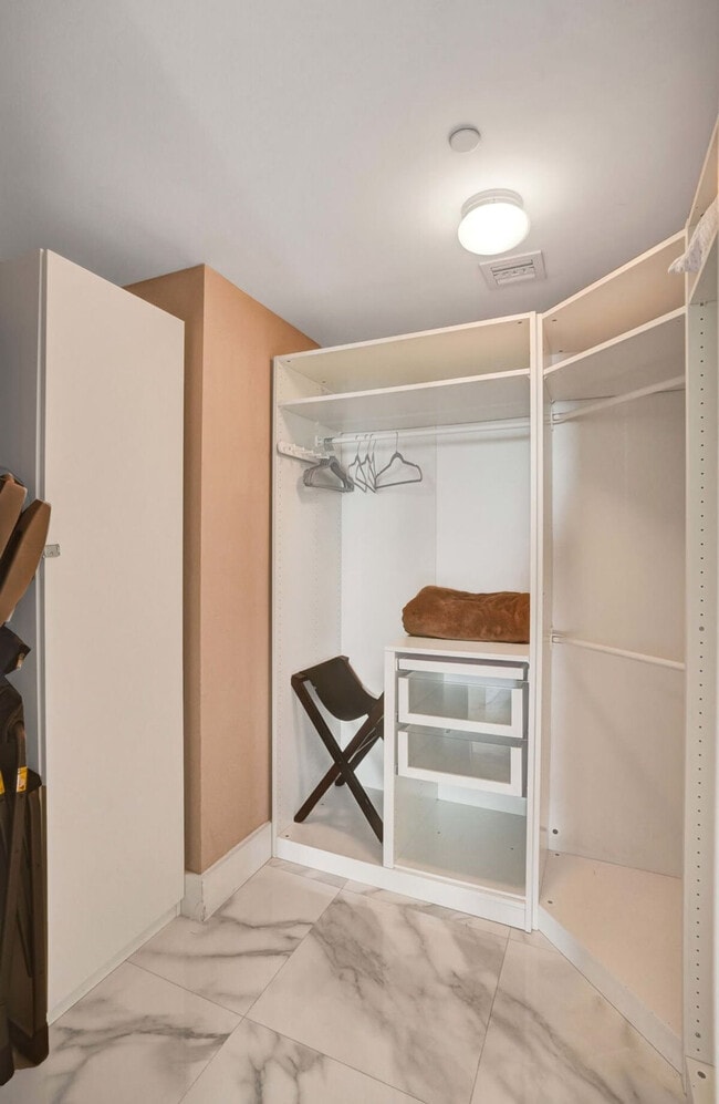 Building Photo - 2602 E Hallandale Beach Blvd