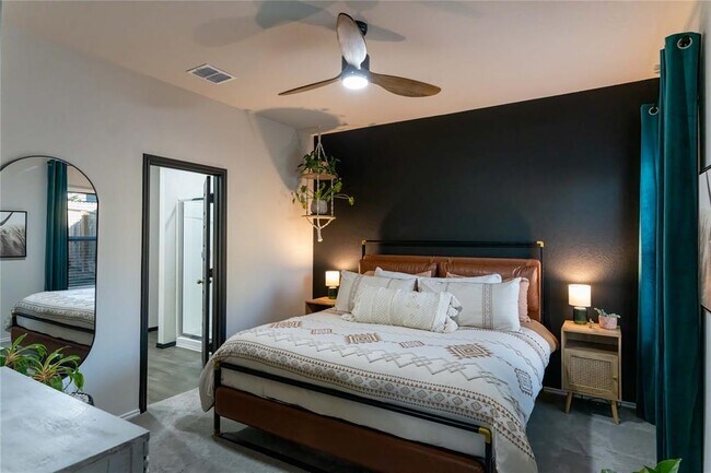 Building Photo - 648 Jennifer Wy