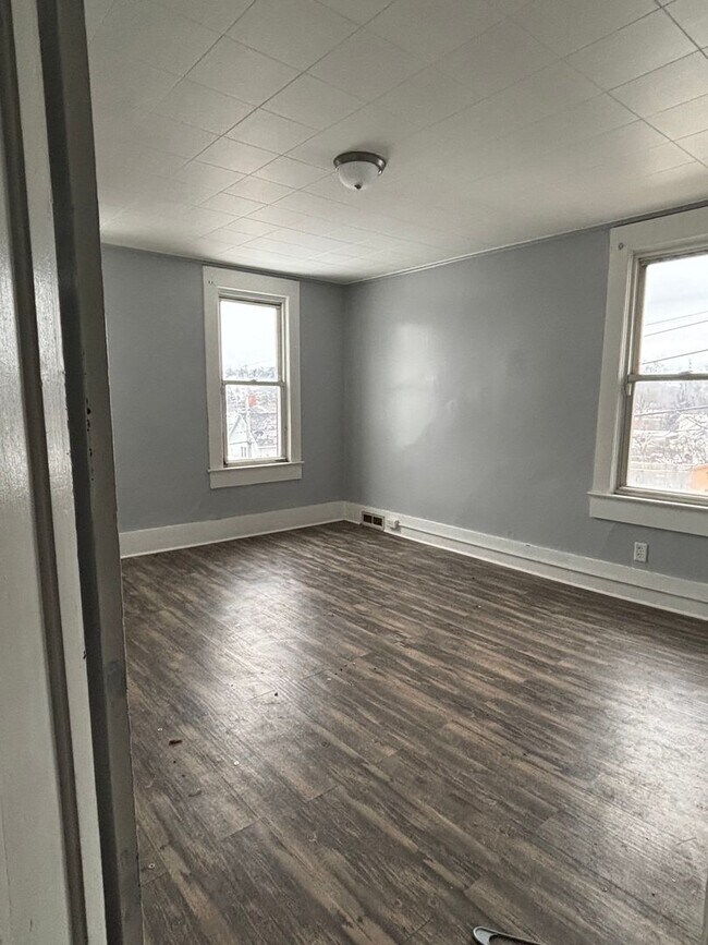 Building Photo - Newely Renovated 2 Bdrm (Union Twp)