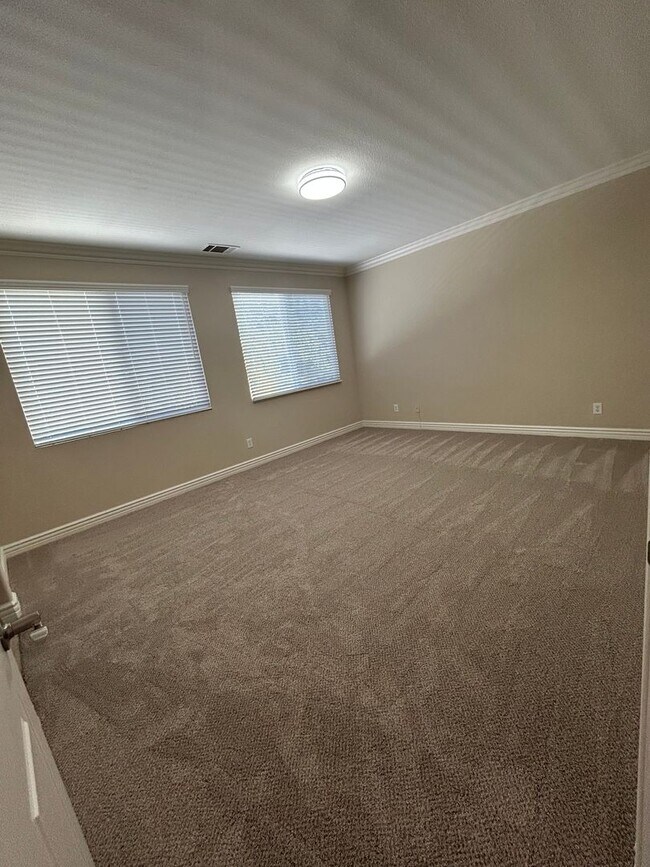 Building Photo - Central Temecula Home