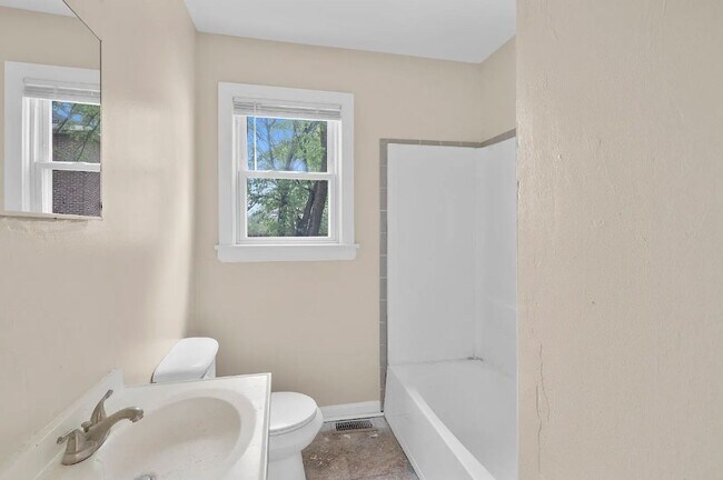 Building Photo - Spacious 5BR Home with Fenced Backyard in Norfolk