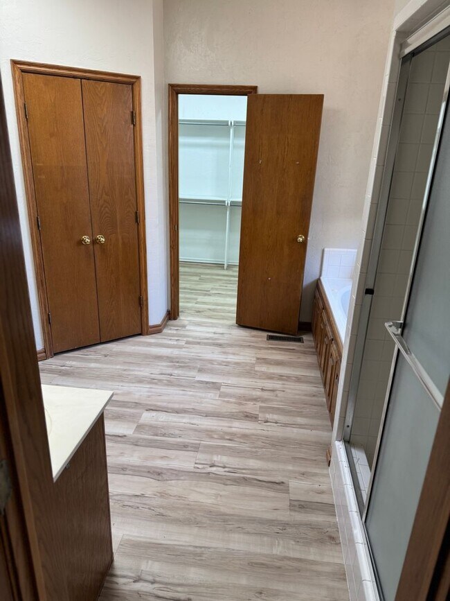 Building Photo - 4 bedroom 2 1/2 bath 3 car garage home