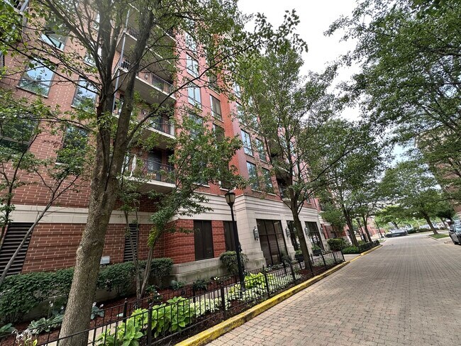 Building Photo - 343 W Old Town Ct