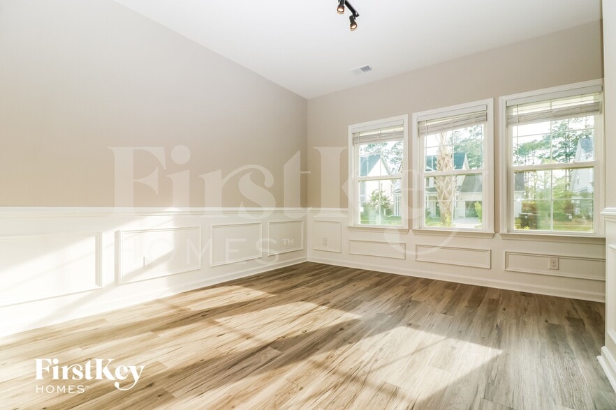 Building Photo - 244 Saxony Loop