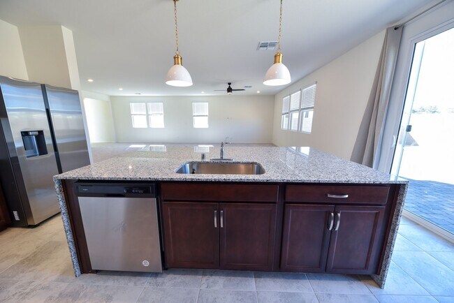 Building Photo - 5 Bed 3 1/2 Bath,  Beautiful home in gated community!