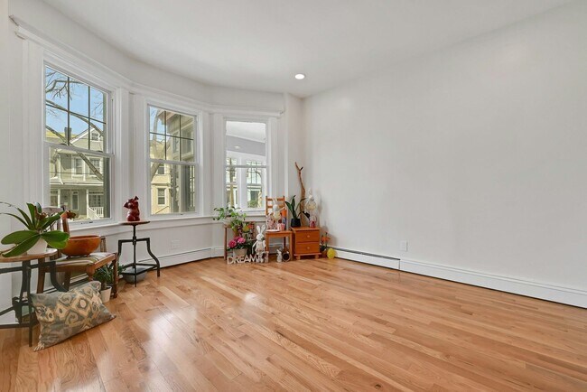 Building Photo - 158 Edgar St