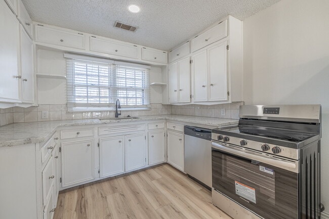 Building Photo - Beautifully Renovated 2-bedroom, 1-bathroom home!