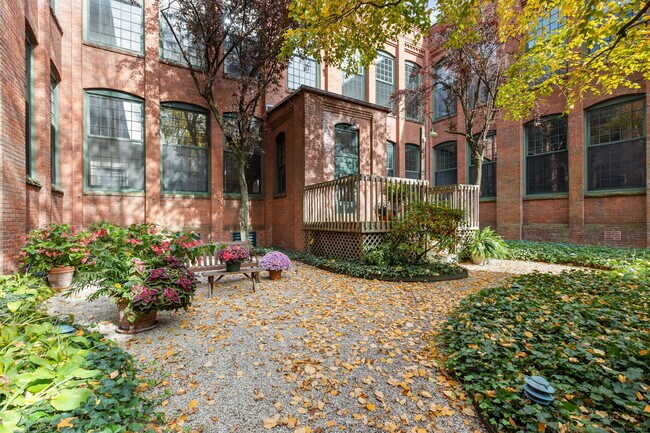 Building Photo - 25 Grand St