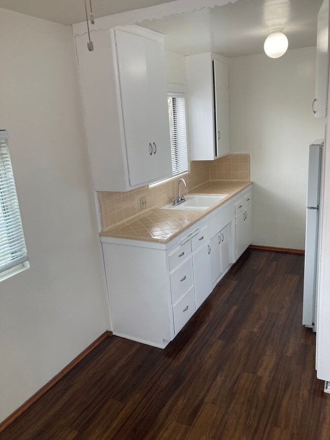 Building Photo - DOWNTOWN ONE BEDROOM CONDO IN GATED BUILDING