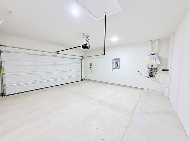 Building Photo - 133 Cintilar St