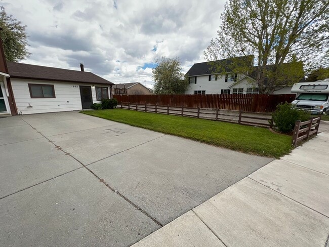 Building Photo - 1 Bedroom 1 Bath Townhouse in Great Neighborhood