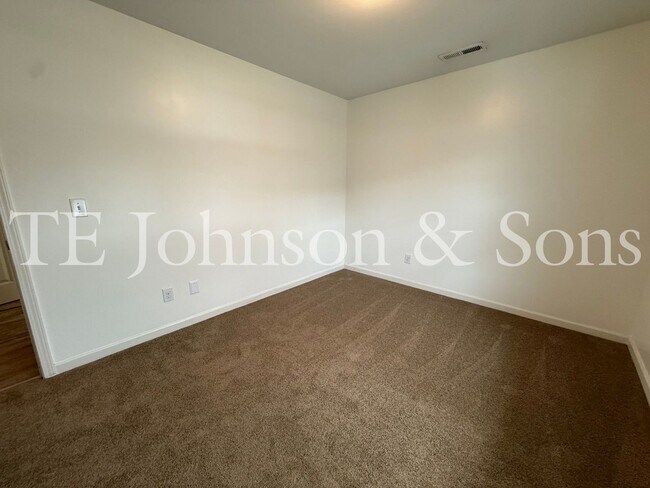 Building Photo - Modern Comfort with Vaulted Ceilings & Garage in Winston-Salem