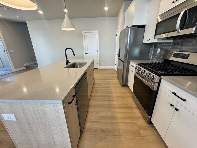 Building Photo - Coral Canyon 4-Bedroom End-Unit Townhome! Brand New!!