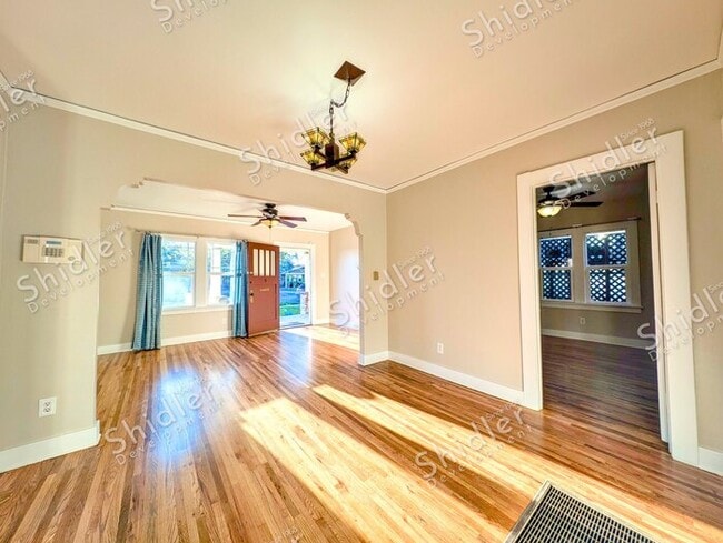 Building Photo - Upgraded Bungalow with Garage