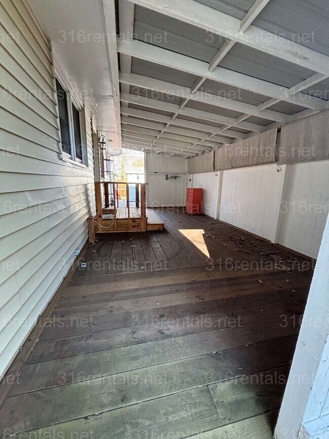 Building Photo - 3 bed 1 1/2 bath house available Now!!