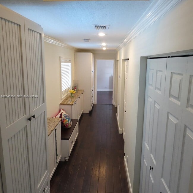 Building Photo - 542 N Cypress Dr