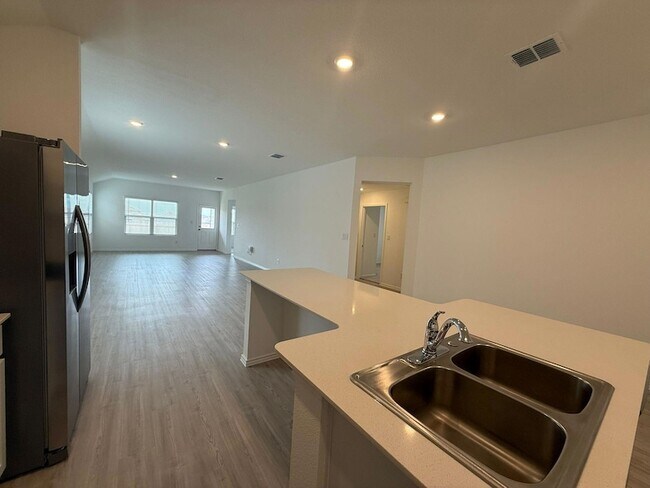 Building Photo - 125 Sormonne Lp
