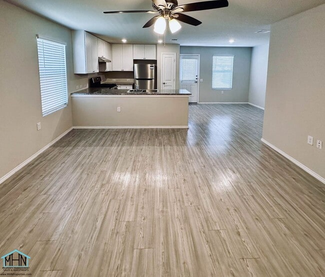 Building Photo - Bright & Move-In Ready 3 Bed / 2 Bath Home...