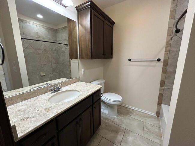 Building Photo - Elegant Living in the Heart of OKC – Impec...