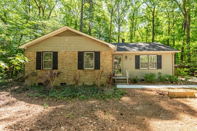 Building Photo - Renovated 3 Bed Ranch Style with large Fenced-in yard!