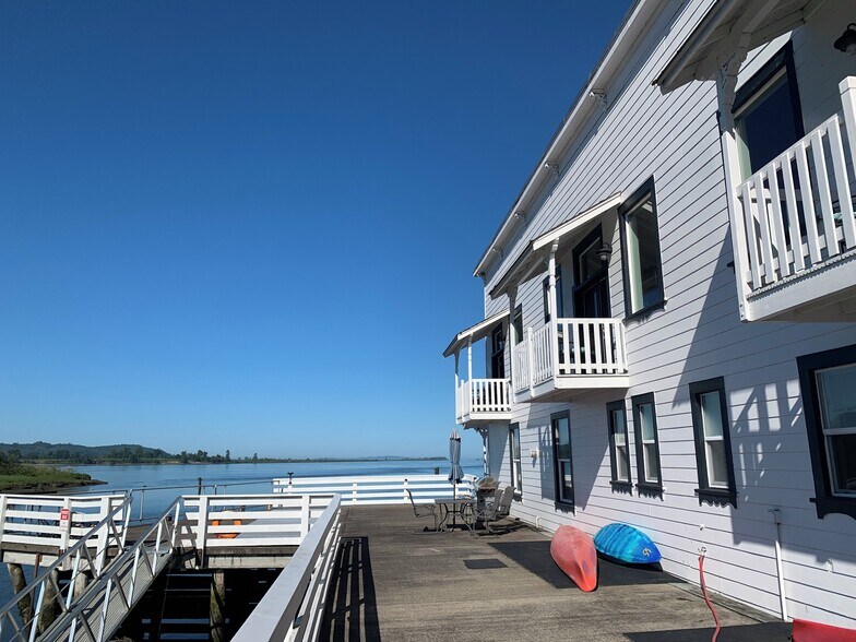 Shared Deck on Steamboat Slough. Balconies. - 957 Steamboat Slough Rd