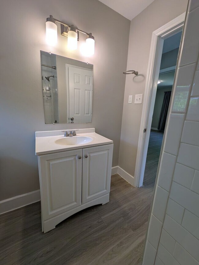 Building Photo - Minutes from Uptown!  100% Renovated!