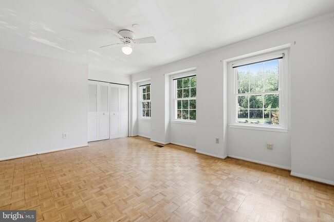 Building Photo - 8350 Glastonbury Ct