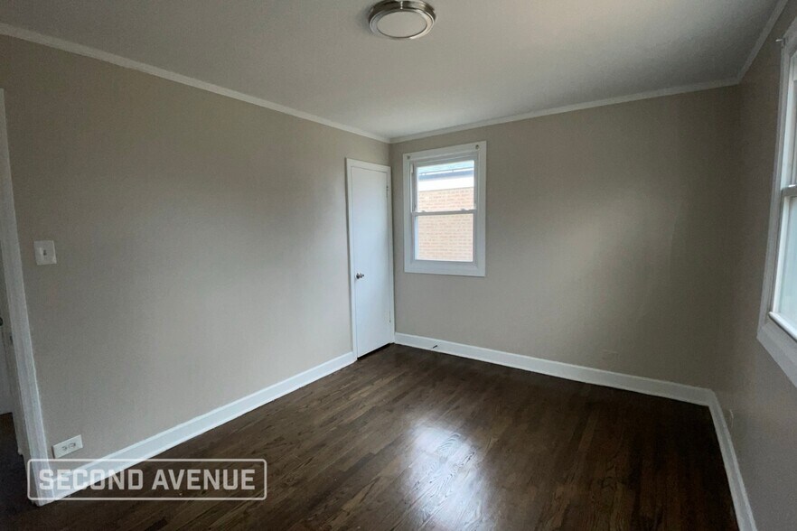 Building Photo - 10036 S Paxton Ave